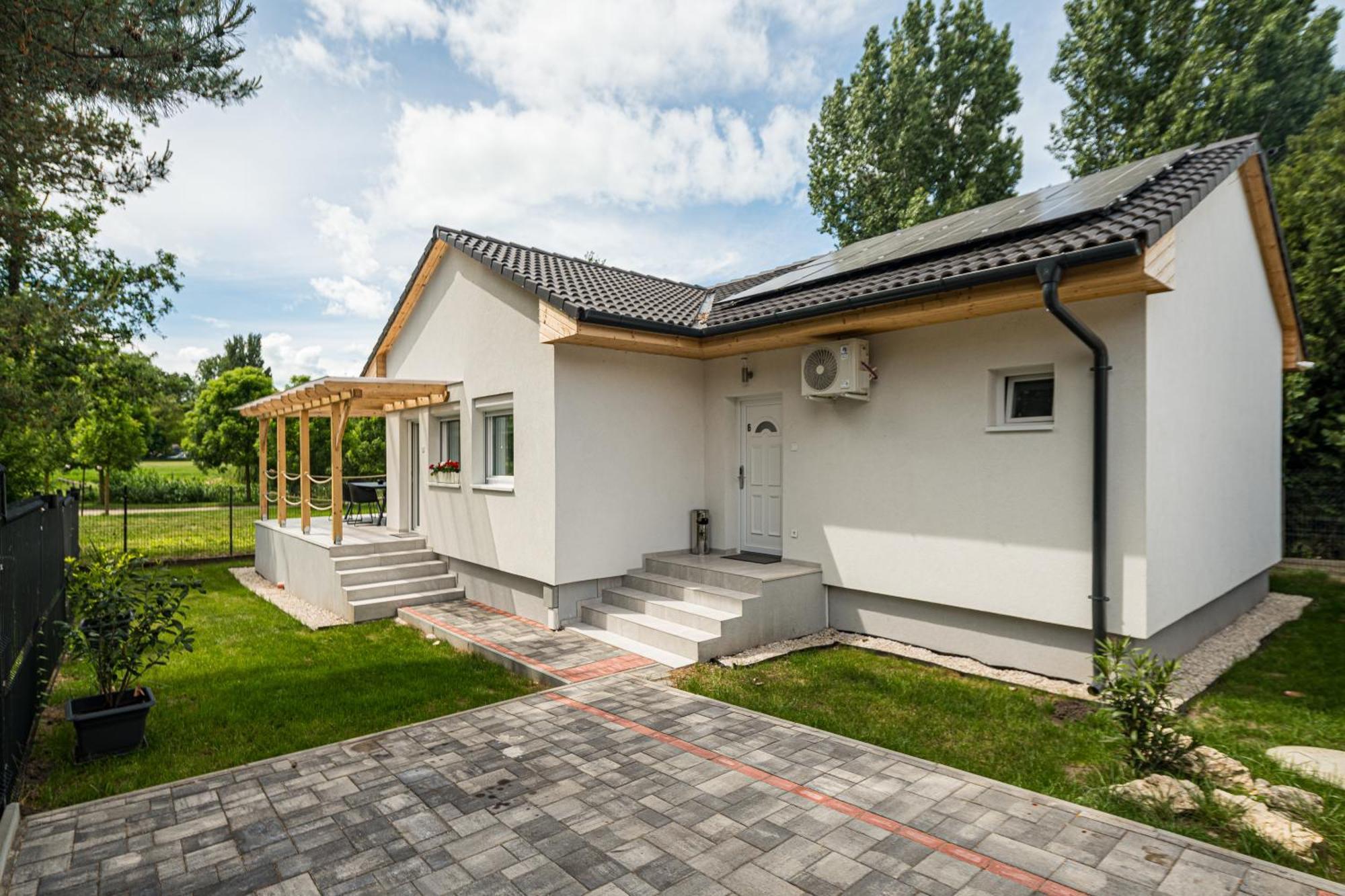Balatonic Lemon Apartmanhaz Siofok Bagian luar foto
